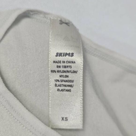 Skims light Essential bodysuit Nwot - Picture 5 of 8